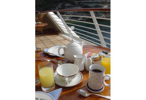 Que placer es desayunar viendo el mar a tus pies
